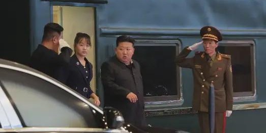 金正恩返回平壤，在火车月台上已经停好了迈巴赫等候