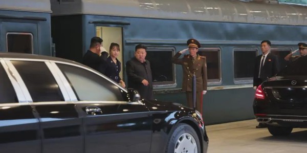 金正恩返回平壤，在火车月台上已经停好了迈巴赫等候