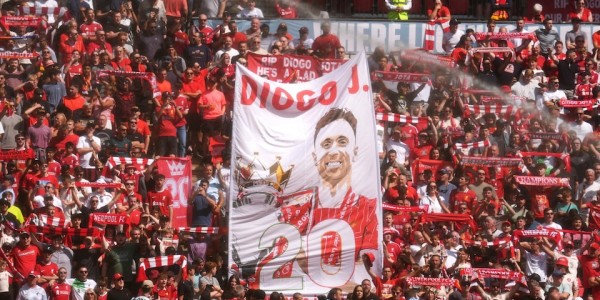 水晶宫球迷在若塔悼念仪式时躁动，范戴克不满：这太令人失望