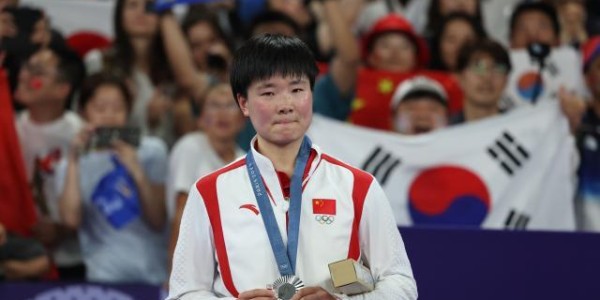 万博体育在线-【韩媒速递】何冰娇演绎美丽佳话 安洗莹不平则鸣